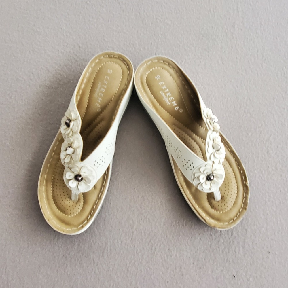 Women's Thong Sandal White Comfort Flowers Slip-On Size 10 (Fits like a size 9)